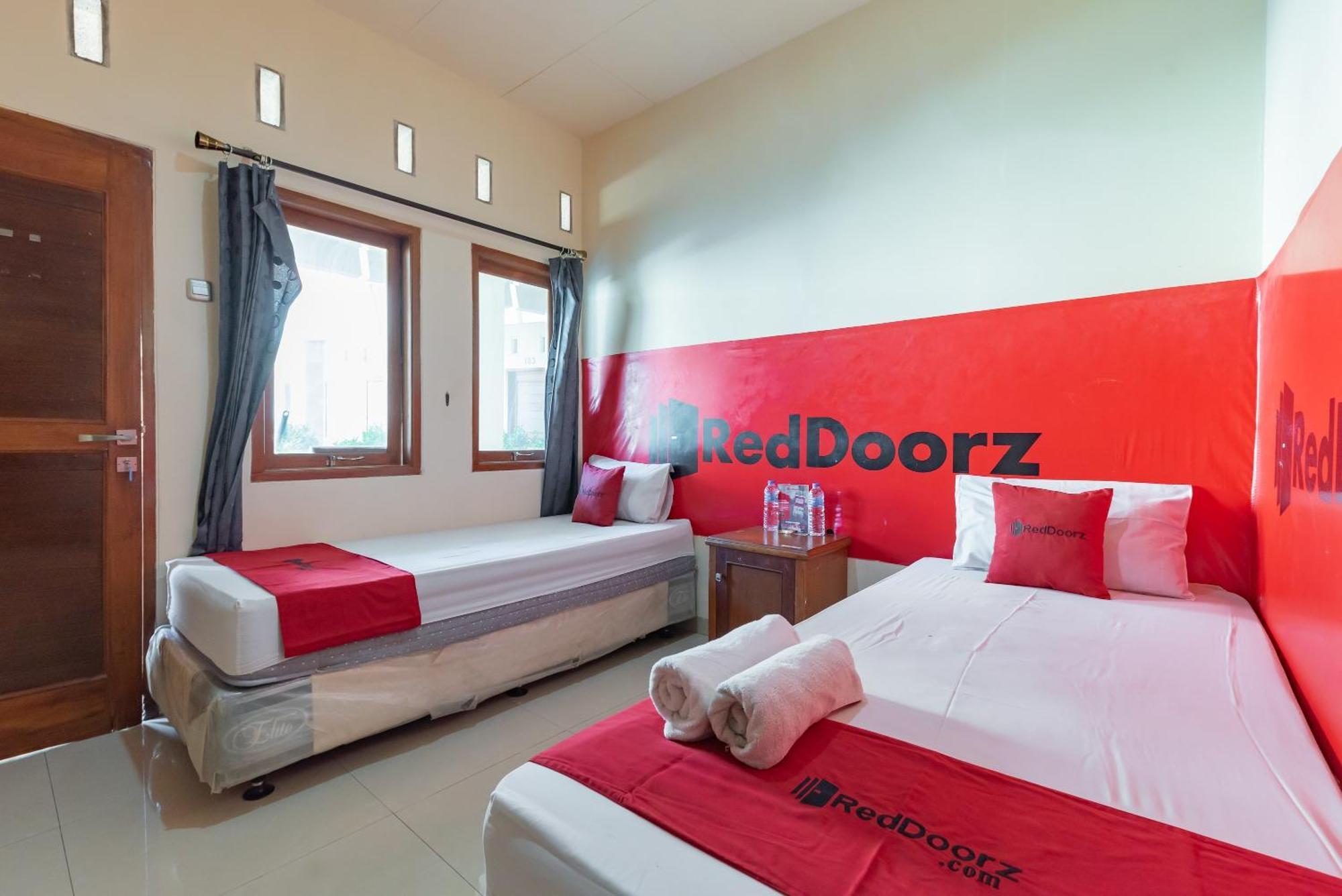 Hotel Reddoorz Near Pasar Pagi 2 By Cassana Cirebon Exteriér fotografie
