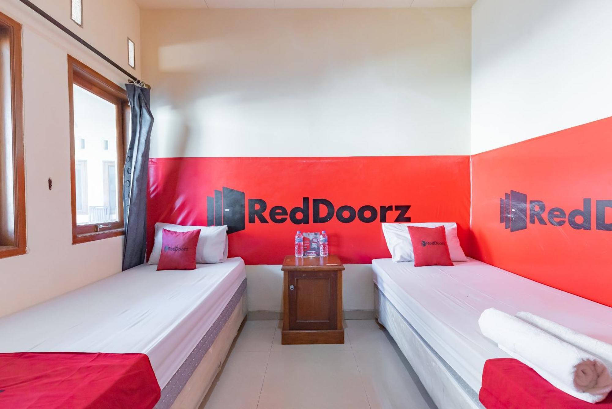 Hotel Reddoorz Near Pasar Pagi 2 By Cassana Cirebon Exteriér fotografie