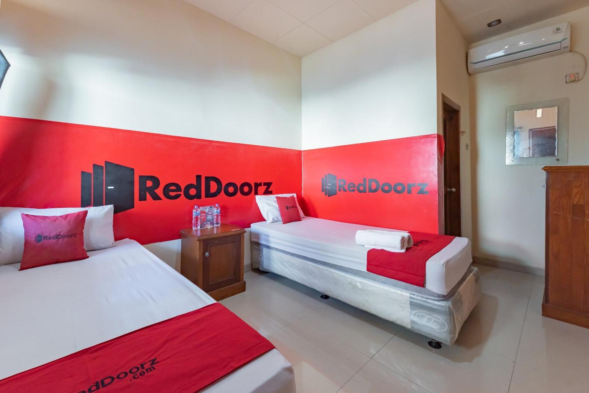 Hotel Reddoorz Near Pasar Pagi 2 By Cassana Cirebon Exteriér fotografie