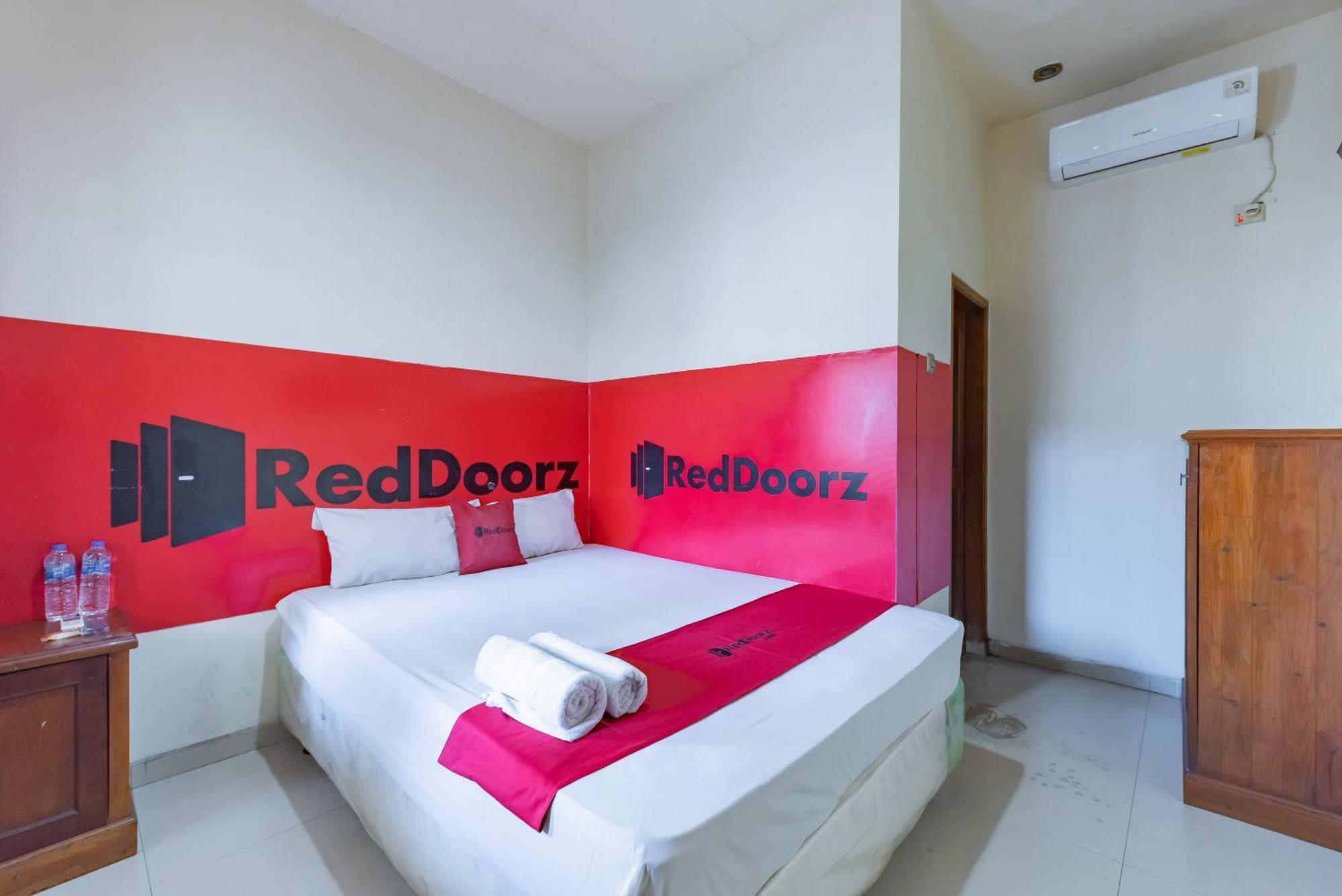 Hotel Reddoorz Near Pasar Pagi 2 By Cassana Cirebon Exteriér fotografie