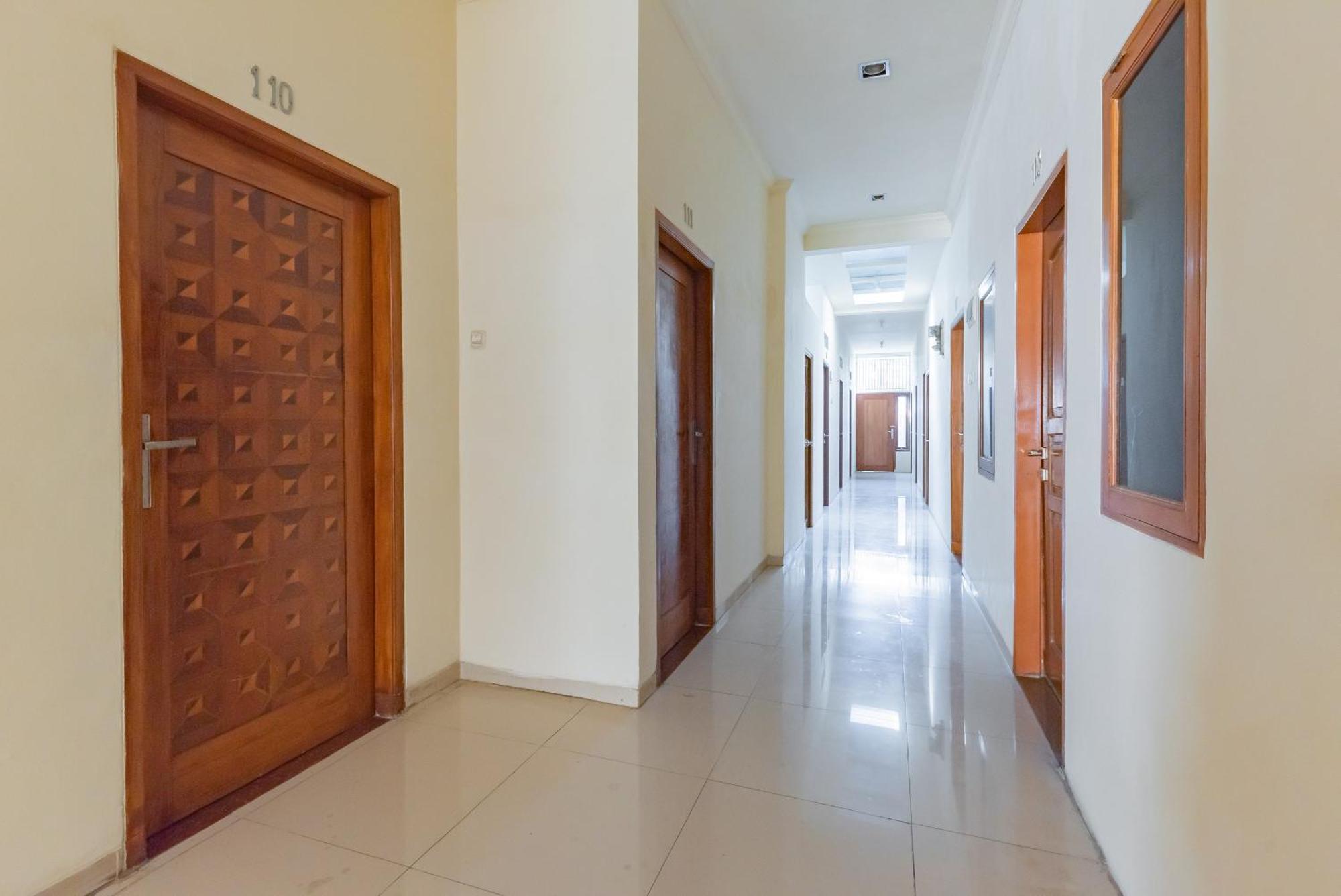 Hotel Reddoorz Near Pasar Pagi 2 By Cassana Cirebon Exteriér fotografie
