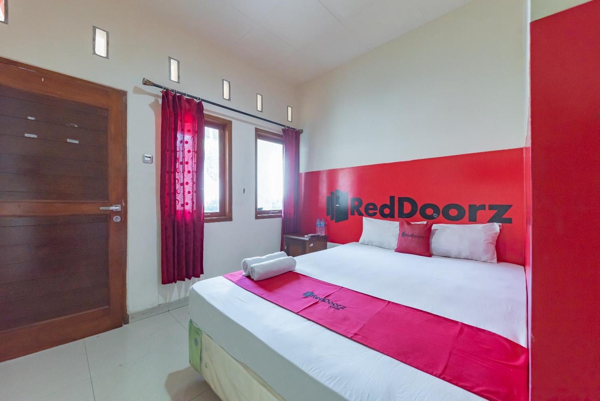 Hotel Reddoorz Near Pasar Pagi 2 By Cassana Cirebon Exteriér fotografie
