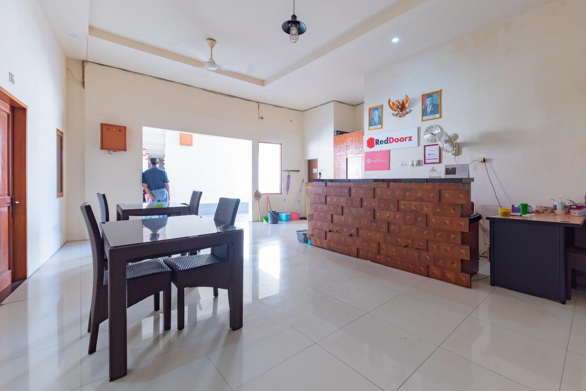 Hotel Reddoorz Near Pasar Pagi 2 By Cassana Cirebon Exteriér fotografie