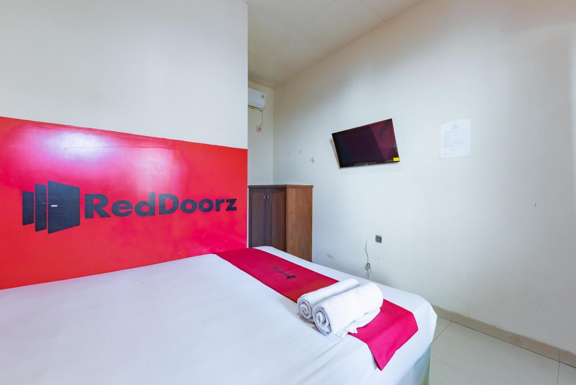 Hotel Reddoorz Near Pasar Pagi 2 By Cassana Cirebon Exteriér fotografie