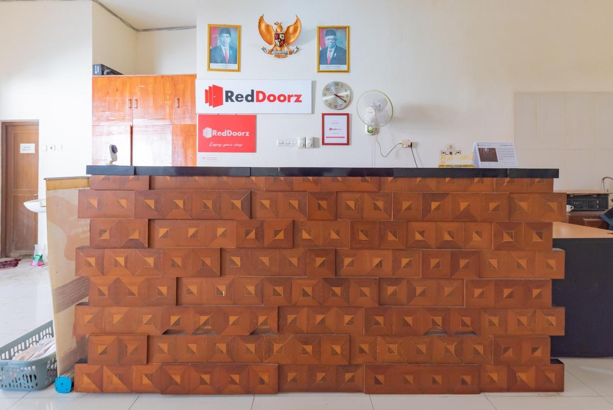Hotel Reddoorz Near Pasar Pagi 2 By Cassana Cirebon Exteriér fotografie