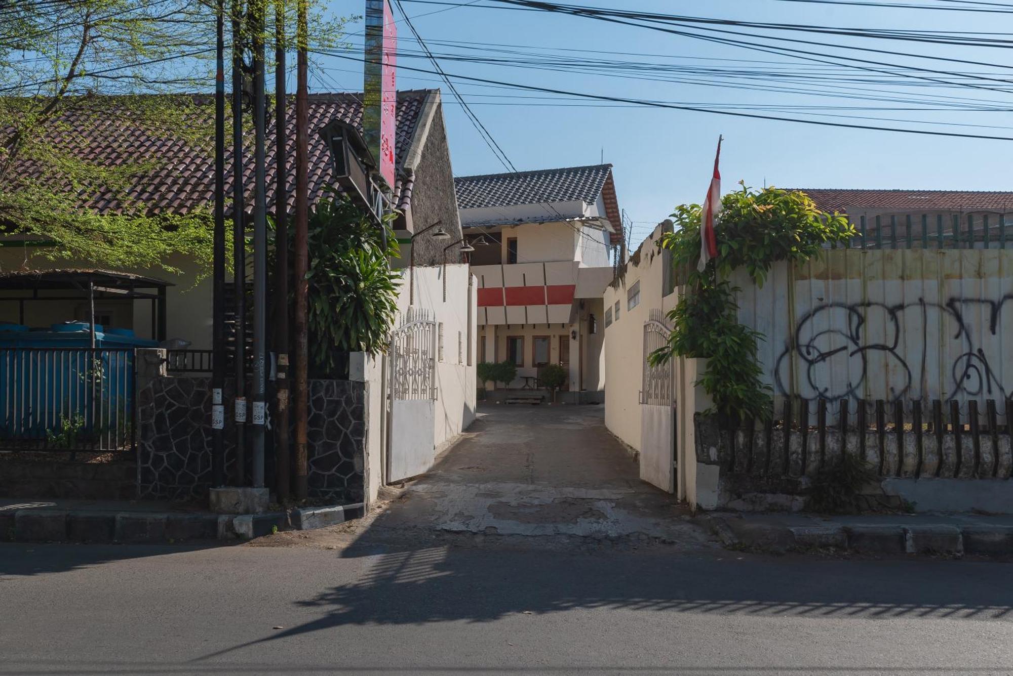 Hotel Reddoorz Near Pasar Pagi 2 By Cassana Cirebon Exteriér fotografie